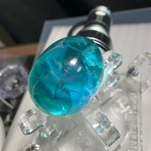 たまご　台座付きブルーグラデーションフローライト