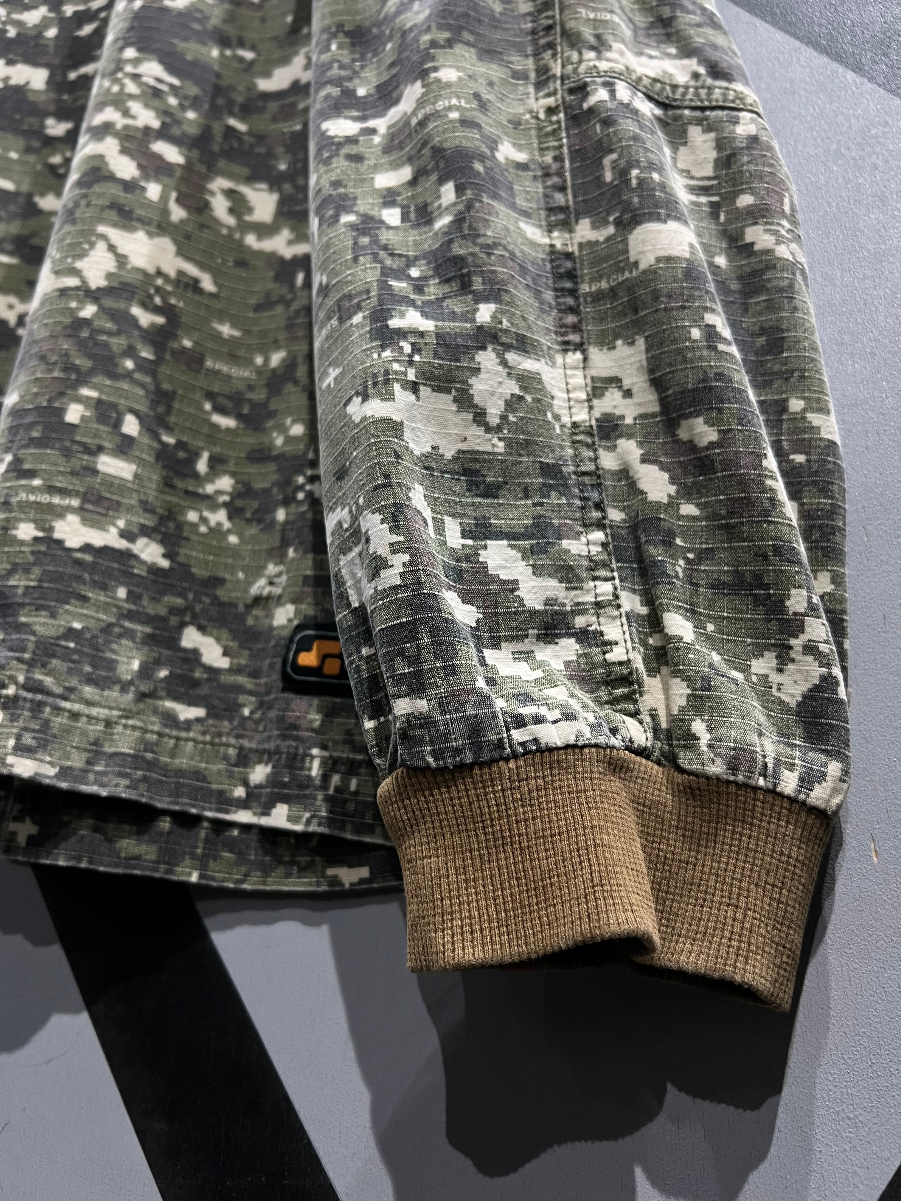 X VINTAGE】Pocket Gimmick Pixel Camouflage Pattern Pullover Shirt