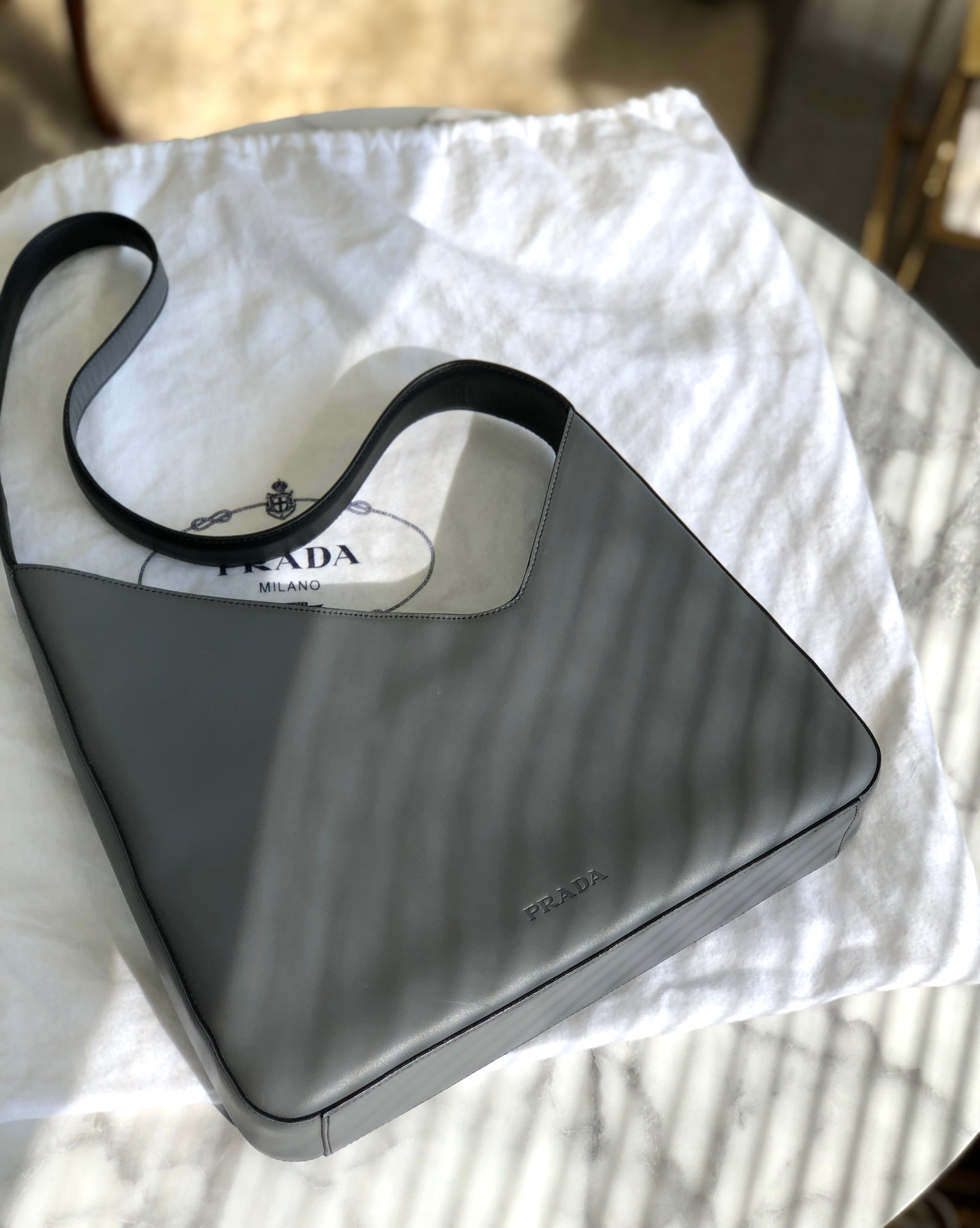 PRADA プラダ ロゴ型押し レザー ホーボーバッグ アシンメトリー PRADA プラダ ロゴ型押し レザー ホーボーバッグ アシンメトリー
