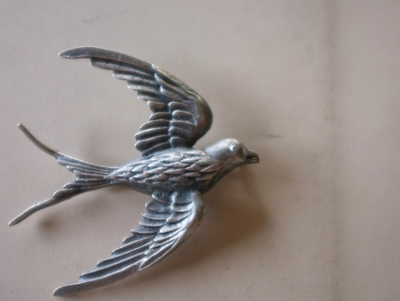 フランス 1900s エタン製 7c 飛ぶツバメとブローチ アンティーク