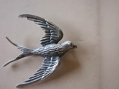 フランス 1900s エタン製 7c 飛ぶツバメとブローチ アンティーク