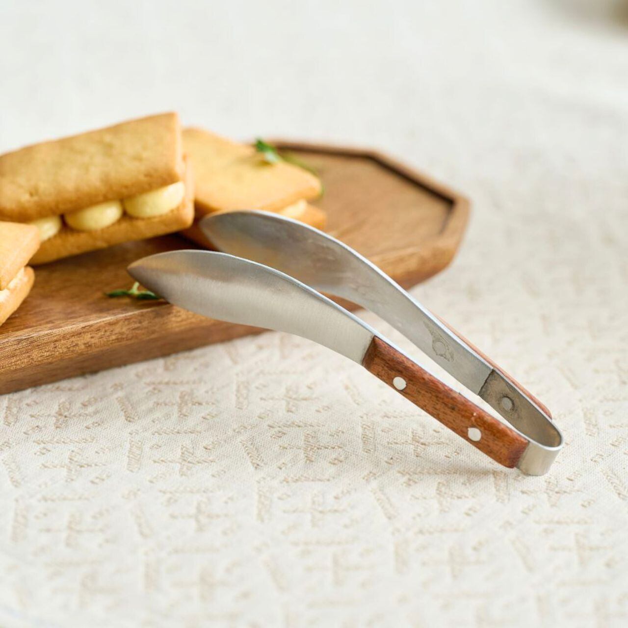 ノスタルジックなアルミのトング