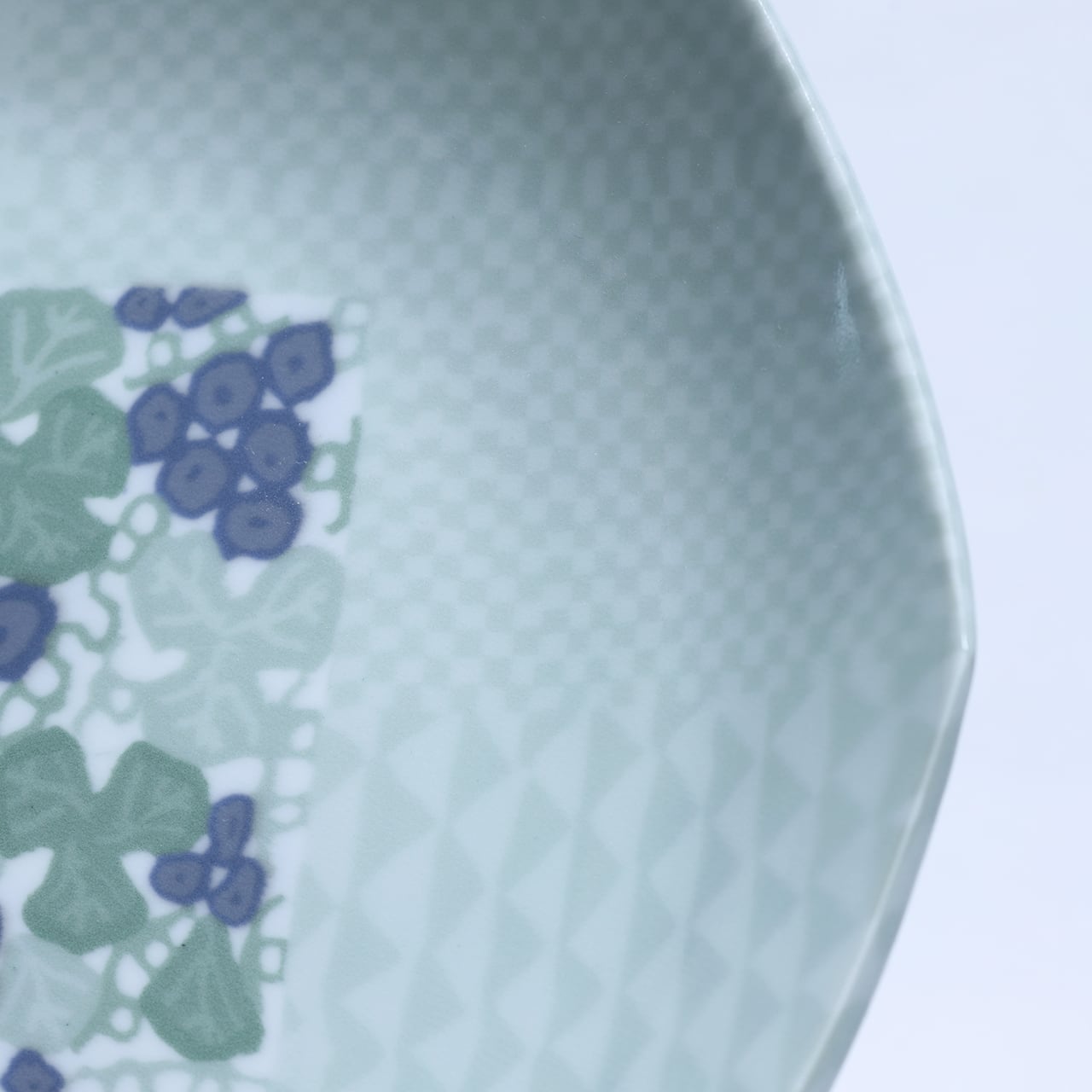 彩磁練上 地紋ぶどう 八角大皿30cm 草場奈美子 作 艸窯（有田焼） | に