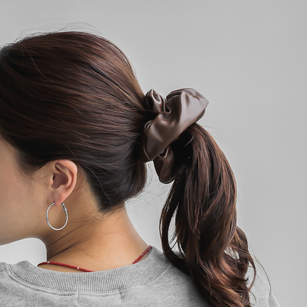 【ネコポス便】ヘアアクセ フェイクレザー シュシュ レディース ヘアアクセサリー 大人 上品 1705