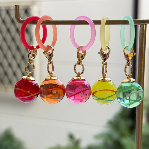 【金具ゴールド】まんまる、つやつや、ふたつとない。実物をお届け！レジンヨーヨーチャームャーム✨数量限定