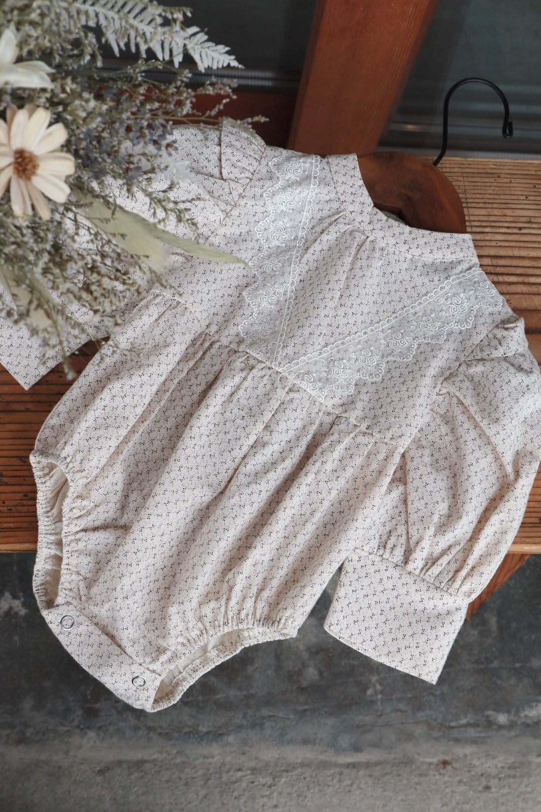 no.142 shoulder ruffles rompers