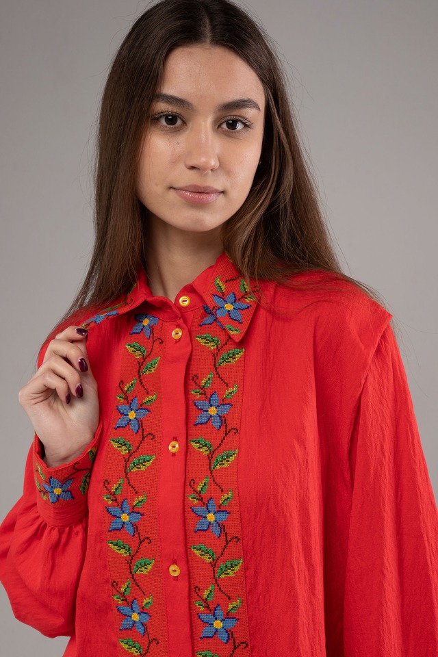 ウクライナ刺繍ヴィシヴァンカ　シルク手刺繍　麻　レディース・フリーサイズ