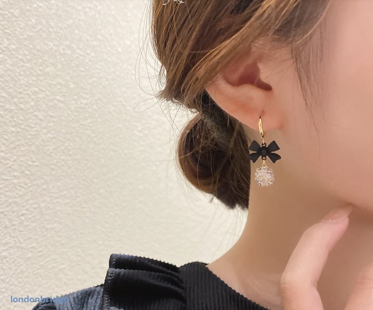 【高級感のあるデザイン☆リボンモチーフ クリスタル ピアス】アクセサリー ピアス レディース リボン 大人可愛い ゴールド ラインストーン きらきら  揺れる 韓国ファッション 人気 10代 20代 30代 送料無料 | 韓国レディース ...