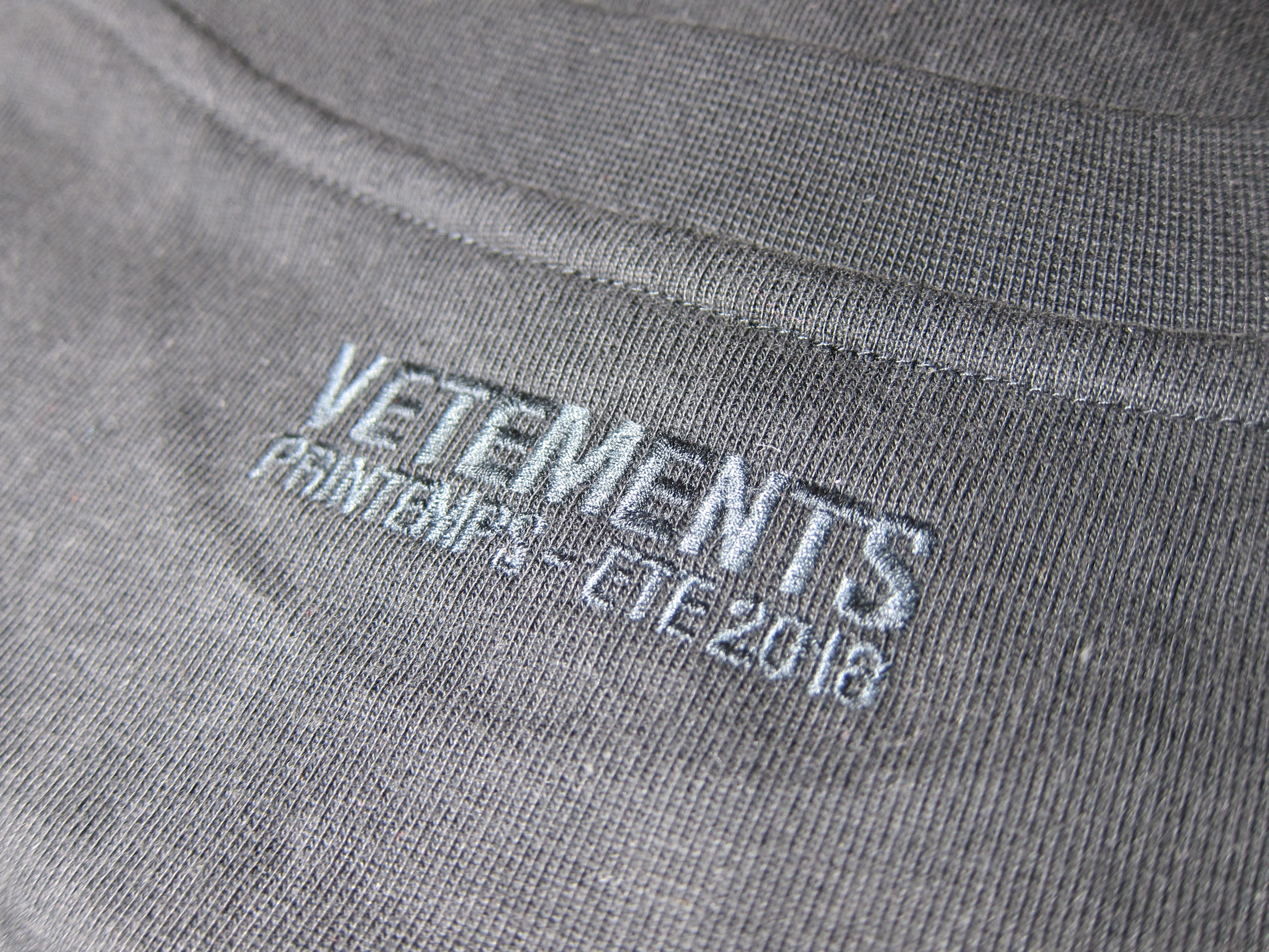 新品 《VETEMENTS》　ヴェトモン　無地Tシャツ　ロゴ刺繍　ナチュラル　L