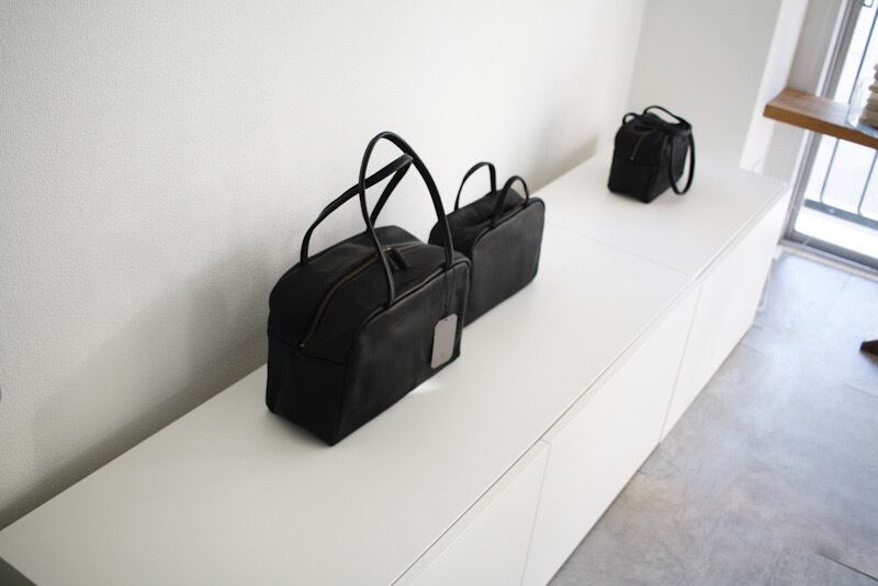 a Boston Bag M / アー ボストンバッグ M ブラック | LETTERS