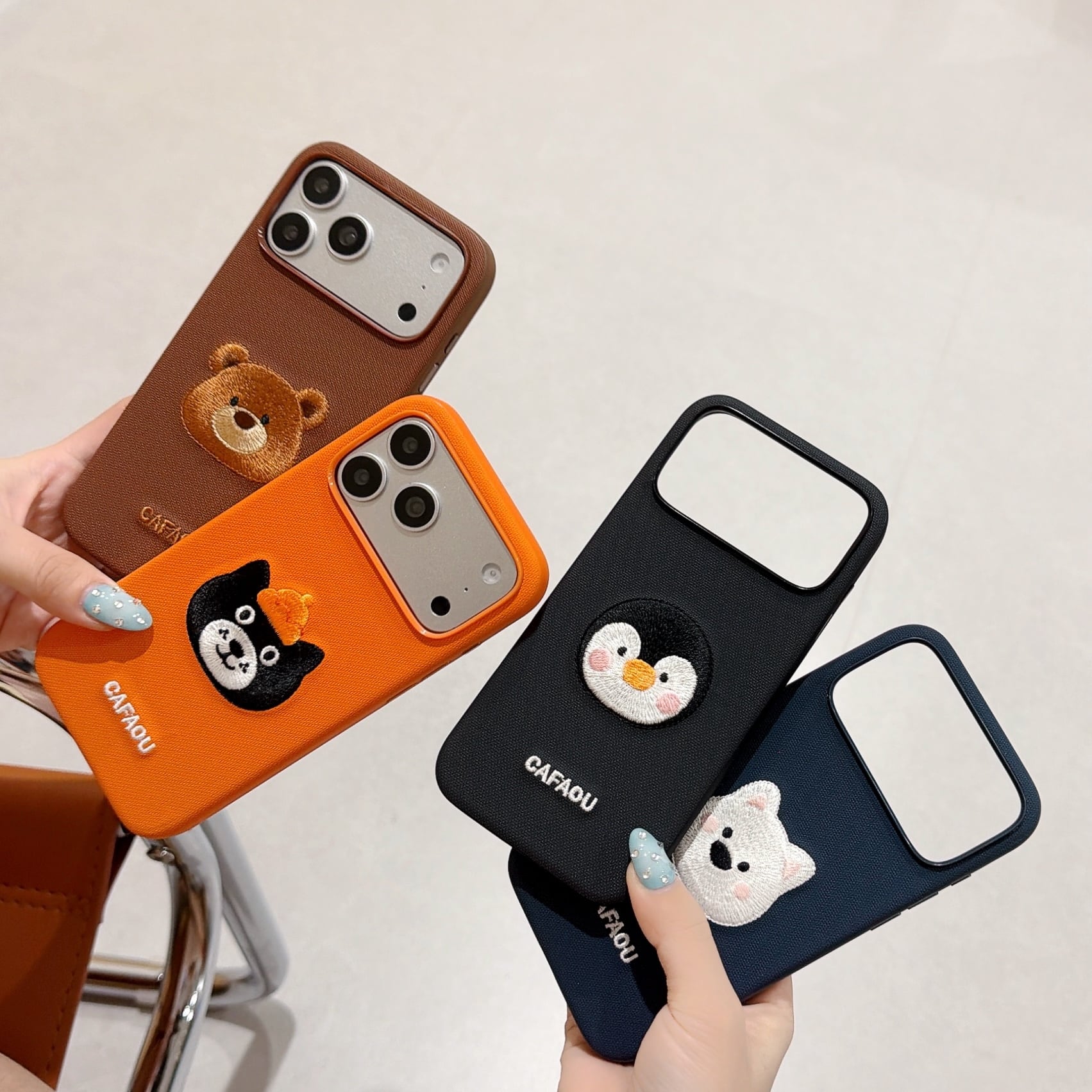 動物 刺繍 iPhone 18 17 16 15 ケース ファブリック 耐衝撃