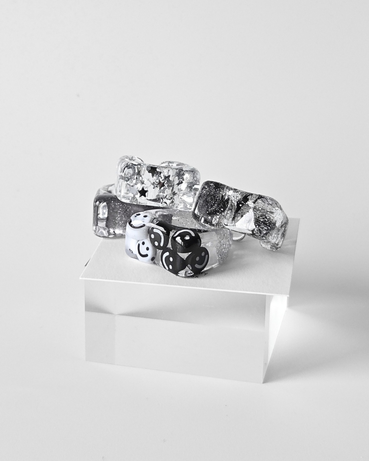 RiNG.  [2torn white] - 7