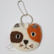 ハンドメイド 羊毛フエルトのキーチャーム 黒猫さん/三毛猫さん
