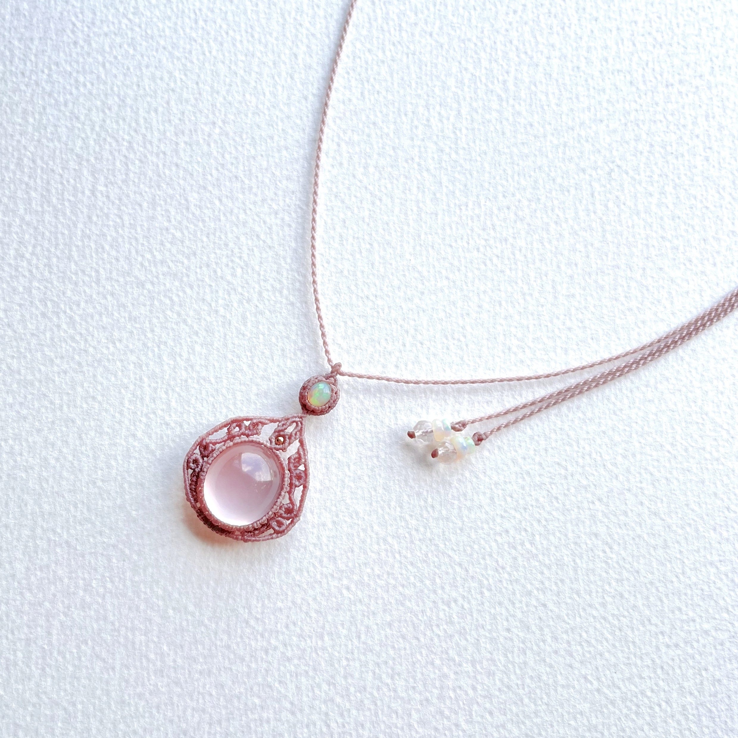スターローズクォーツとオパールのマクラメ編み 天然石ネックレス