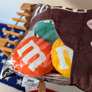 ✨️プレゼントで貰ったらめちゃ嬉しい♡✨️【 m&m's ( エムアンドエムズ ) 】 Snack Bag Plush Pillow Set / 5チョコレートプラッシュ in パッケージクッション〚アメリカン雑貨 アメトイ〛