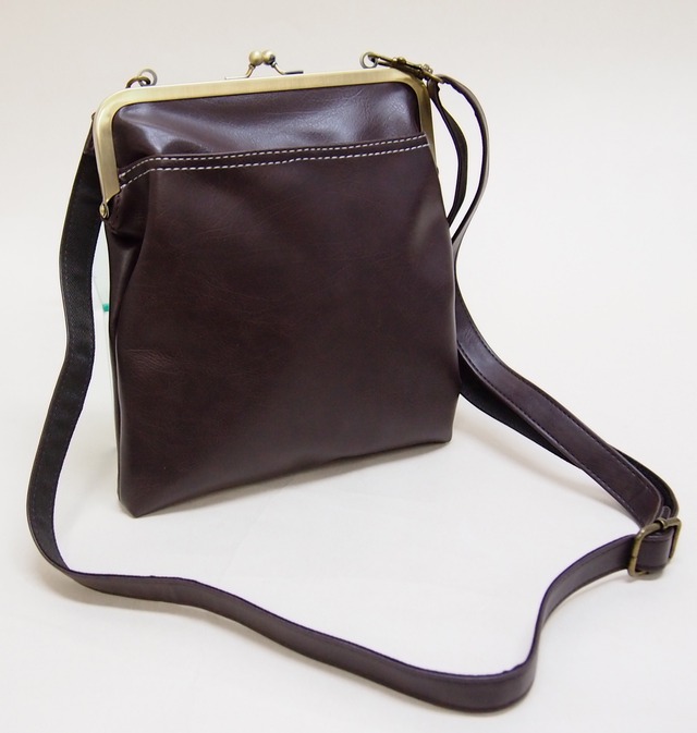 スクエアフォルムのがま口デザインコンパクトショルダー　軽量コンパクト 旅行 サブバッグ