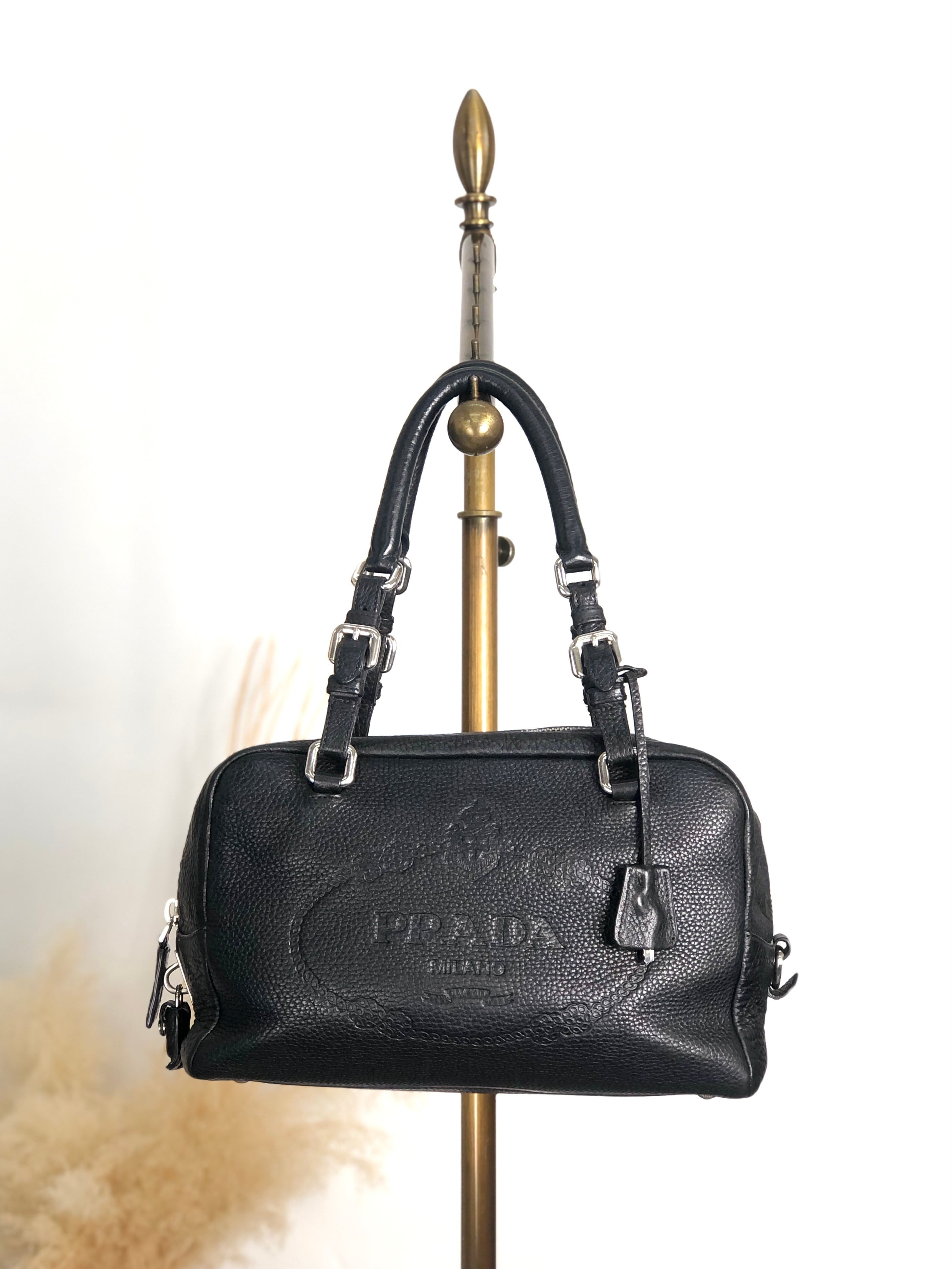 PRADA ヴィンテージ ブラックレザー ハンドバッグ ロゴ 型押し PRADA プラダ ハンドバッグ ブラック ロゴ型押し レザー カデナ ミニ