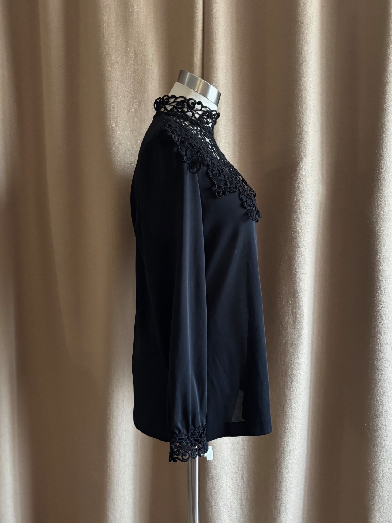 sculptural lace overlay stretch  tops-5269-6