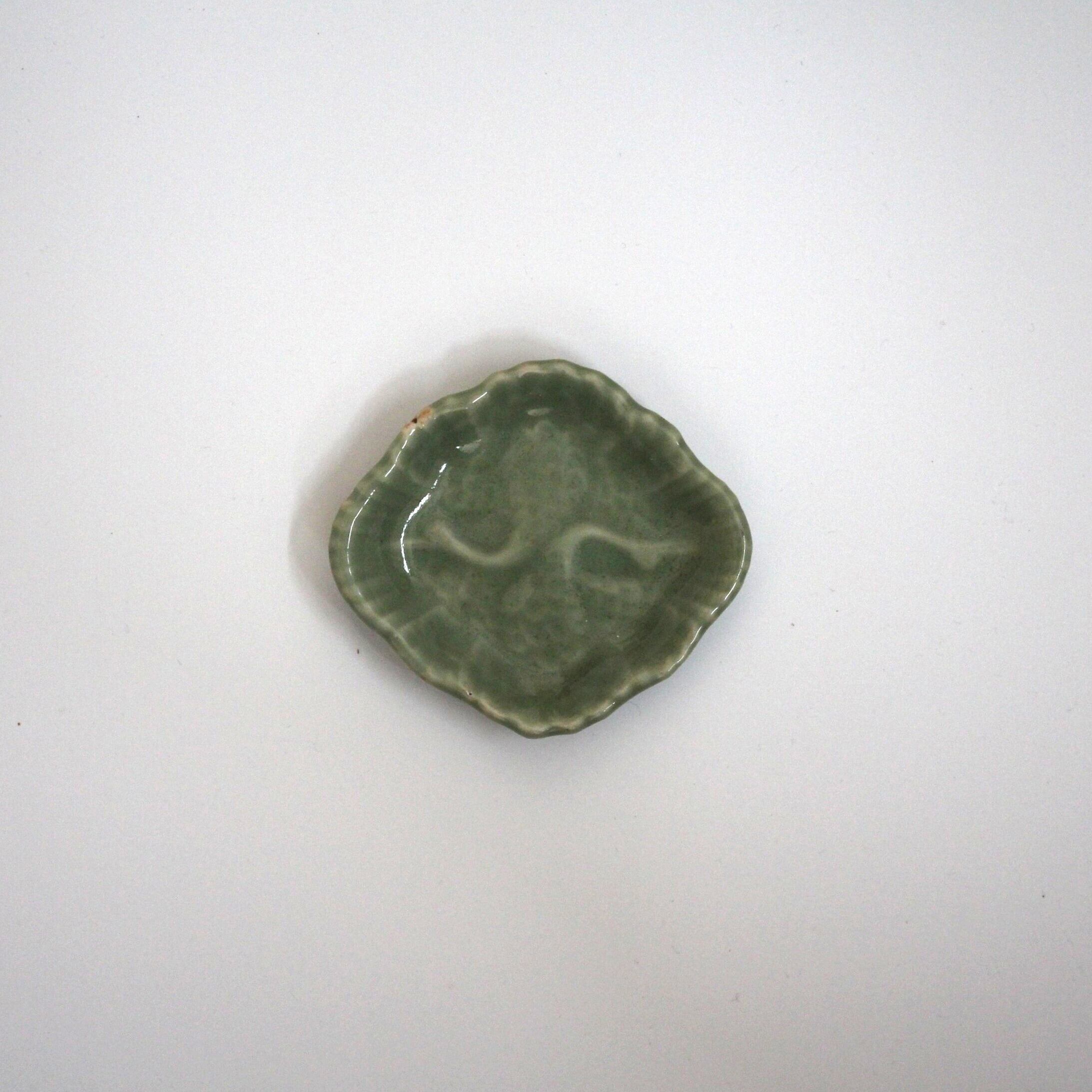 アンティーク 古九谷白磁の陽刻文字模様の輪花皿 d22.1cm Antique