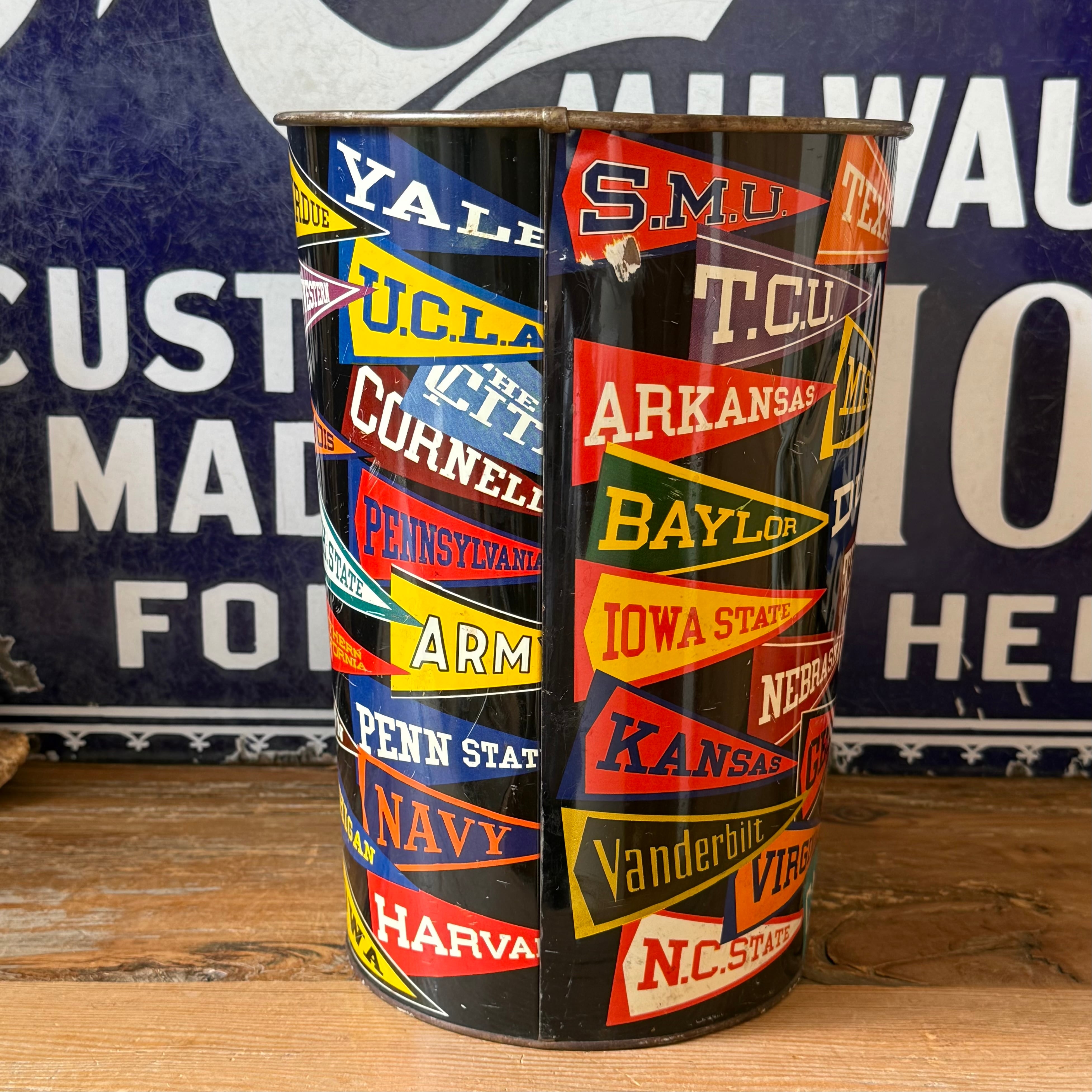 50s 60s USA製 カレッジペナント メタルケース 鍵付 Pennant Vintage Pennant Trash Can ペナント ビンテージ University