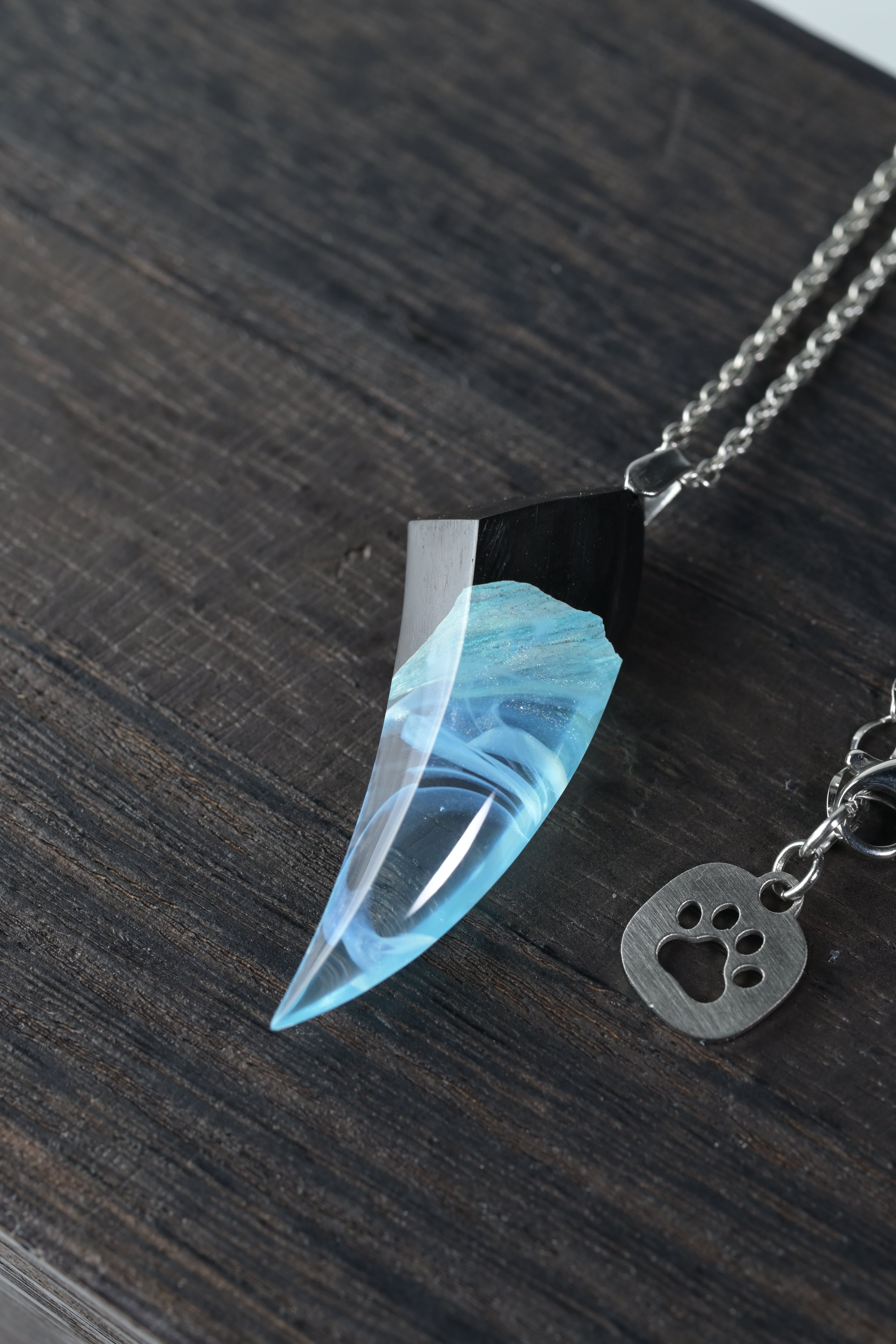 ねこの幸福屋|木とレジンのアクセサリーとオブジェ|ウッドレジン