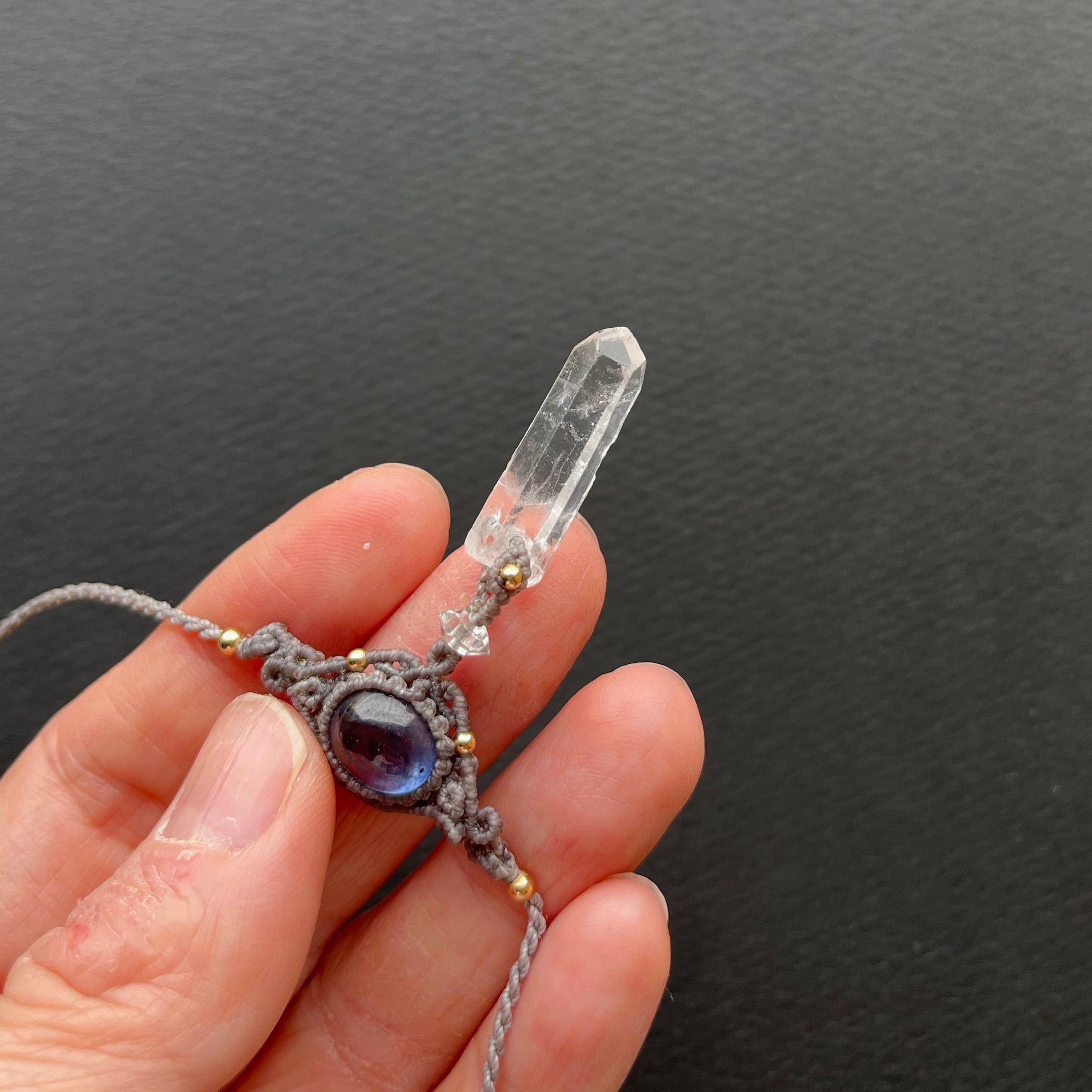 ヒマラヤ産クリスタル+サファイアのマクラメ編み 天然石ネックレス ヒマラヤ産クリスタル+サファイアのマクラメ編み 天然石