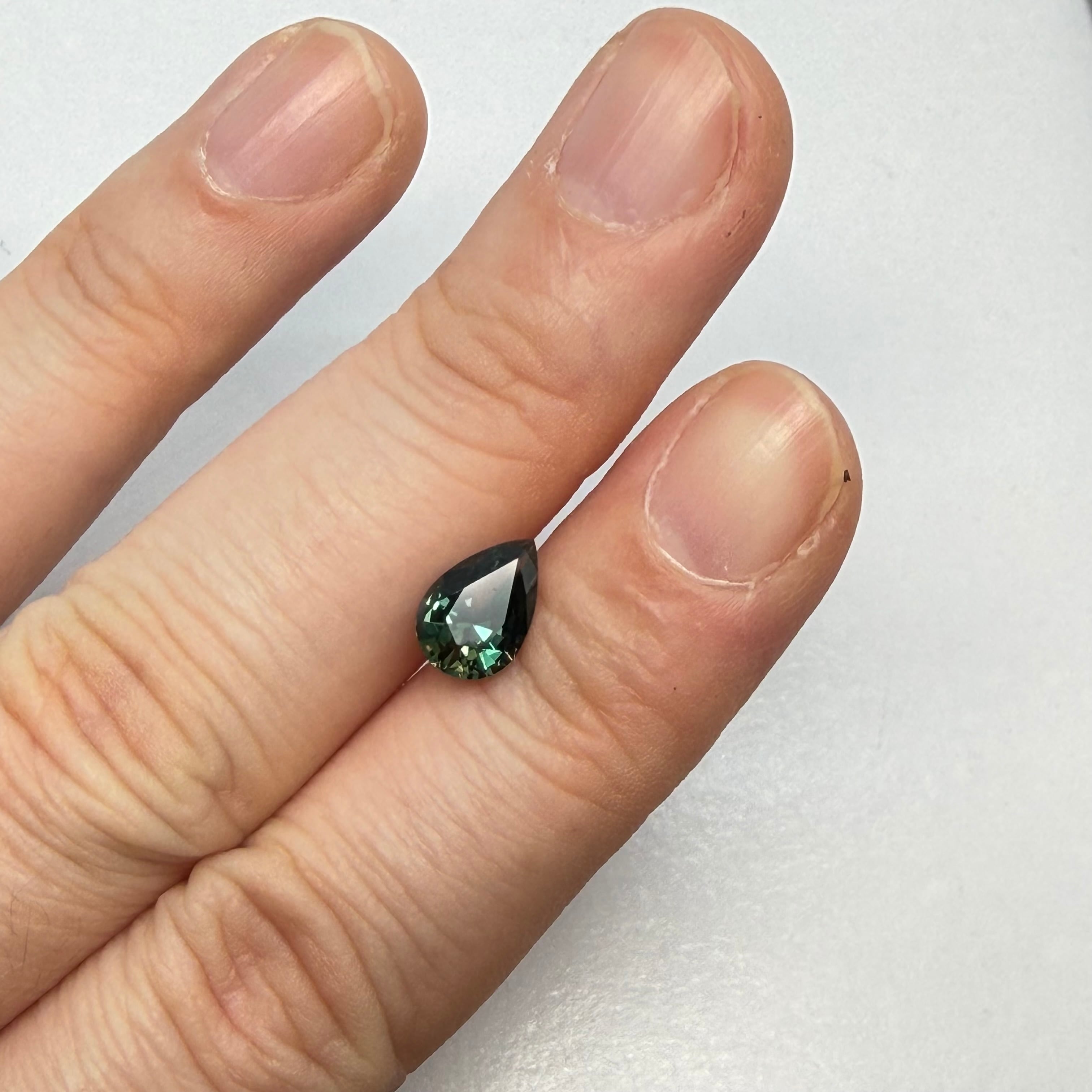 様々な色が見えるティールサファイア