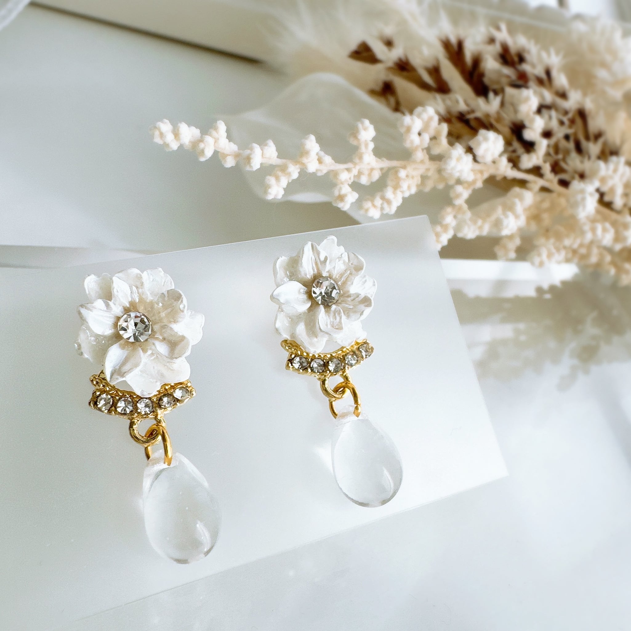 白の小さなお花ピアス チタン ステンレス イヤリング 樹脂 ノンホール