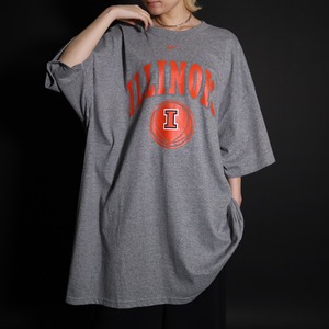 " NIKE " over silhouette college print design gray color Tee