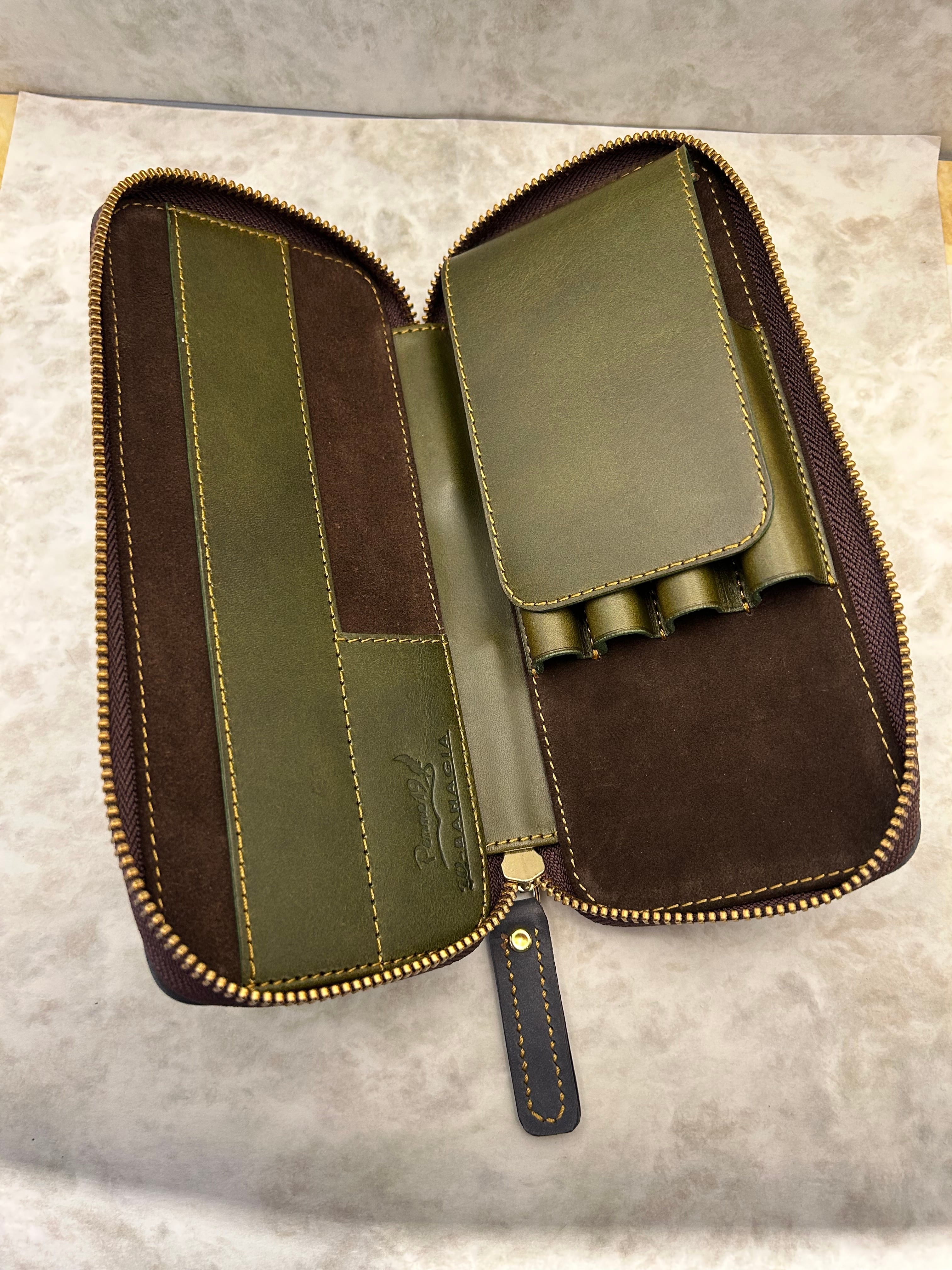 【超希少限定品】バハギアxペンネジューク　レザーペンケース　オリーブ＆オリーブ ペンネジューク創業80th記念】バハギア & クラフト ラウンドジップペン