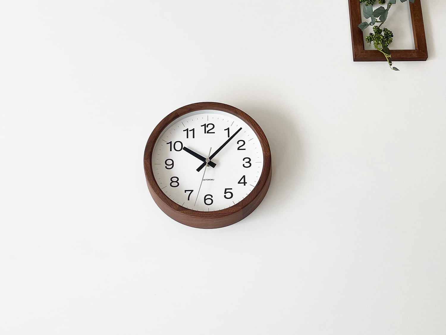 パステルオリーブ KATOMOKU Muku Clock 16 ウォールナット 電波時計 連続秒針 km-108WA φ220mm (電波時計) 