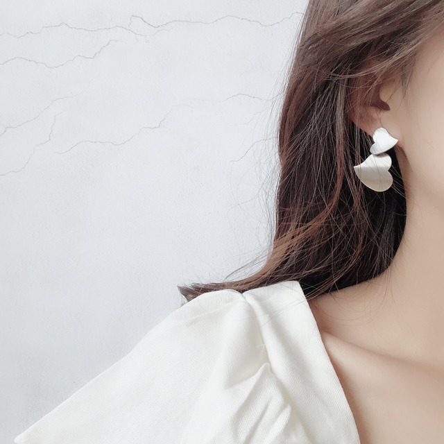 ピアス レディース シルバー ゴールド ダブルハート かわいい 小ぶり きれいめ クール ハート 上品 シンプル 揺れる ゆらゆら 小ぶり きらきら かわいい 大人かわいい おしゃれ アクセサリー ジュエリー 耳飾り 大人 アクセ 合金 大人 ワンポイント アクセント 女子力 インスタ映え プレゼント 小物 レトロ 人気 新作 春 夏 秋 冬 db1051