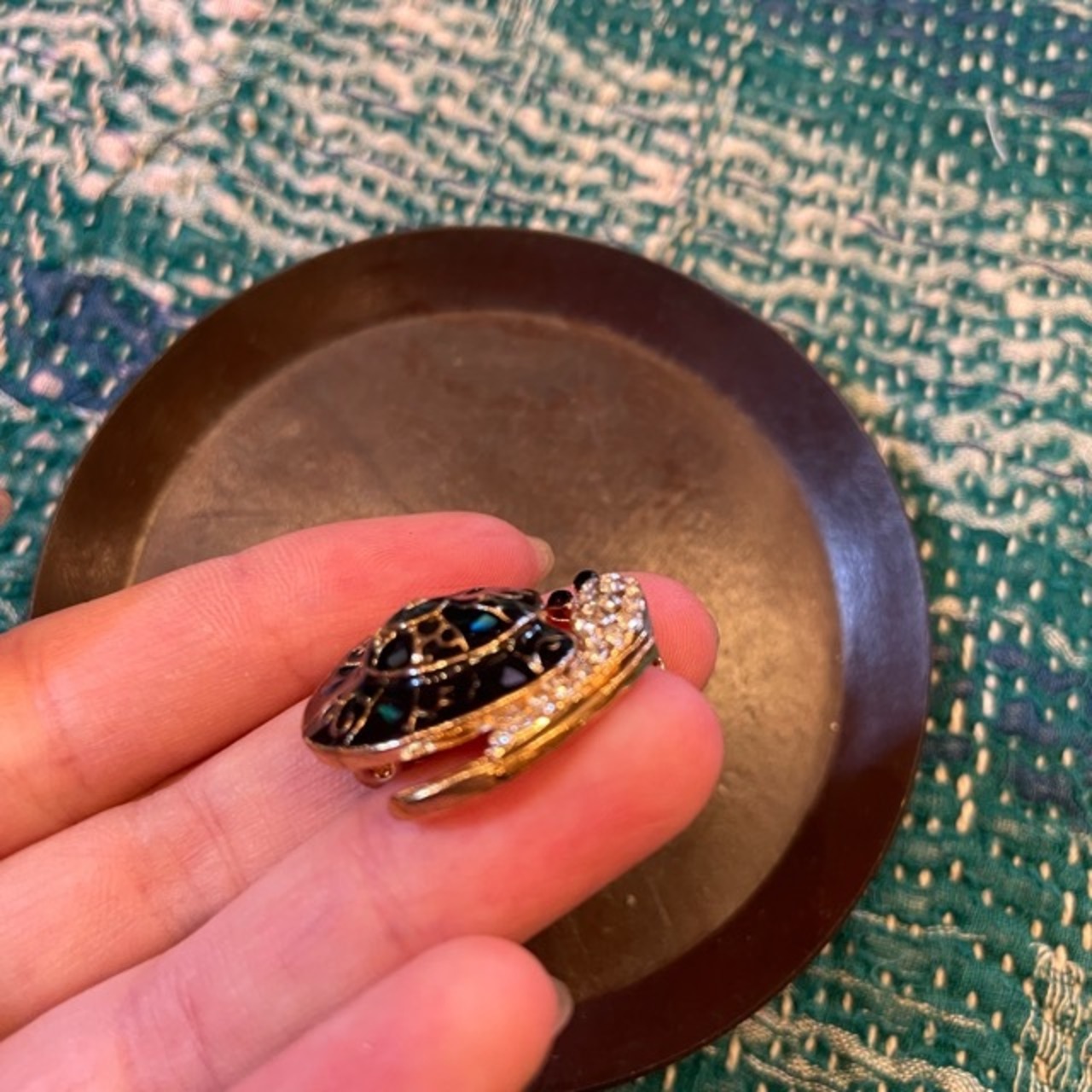 TOPANGA Jewelry Bijou art brooch Snails / ビジューアートブローチ カタツムリ プレゼント プチギフト ジャケット 帽子 バッグ ニット キラキラ アクセサリー かわいい ファッション小物