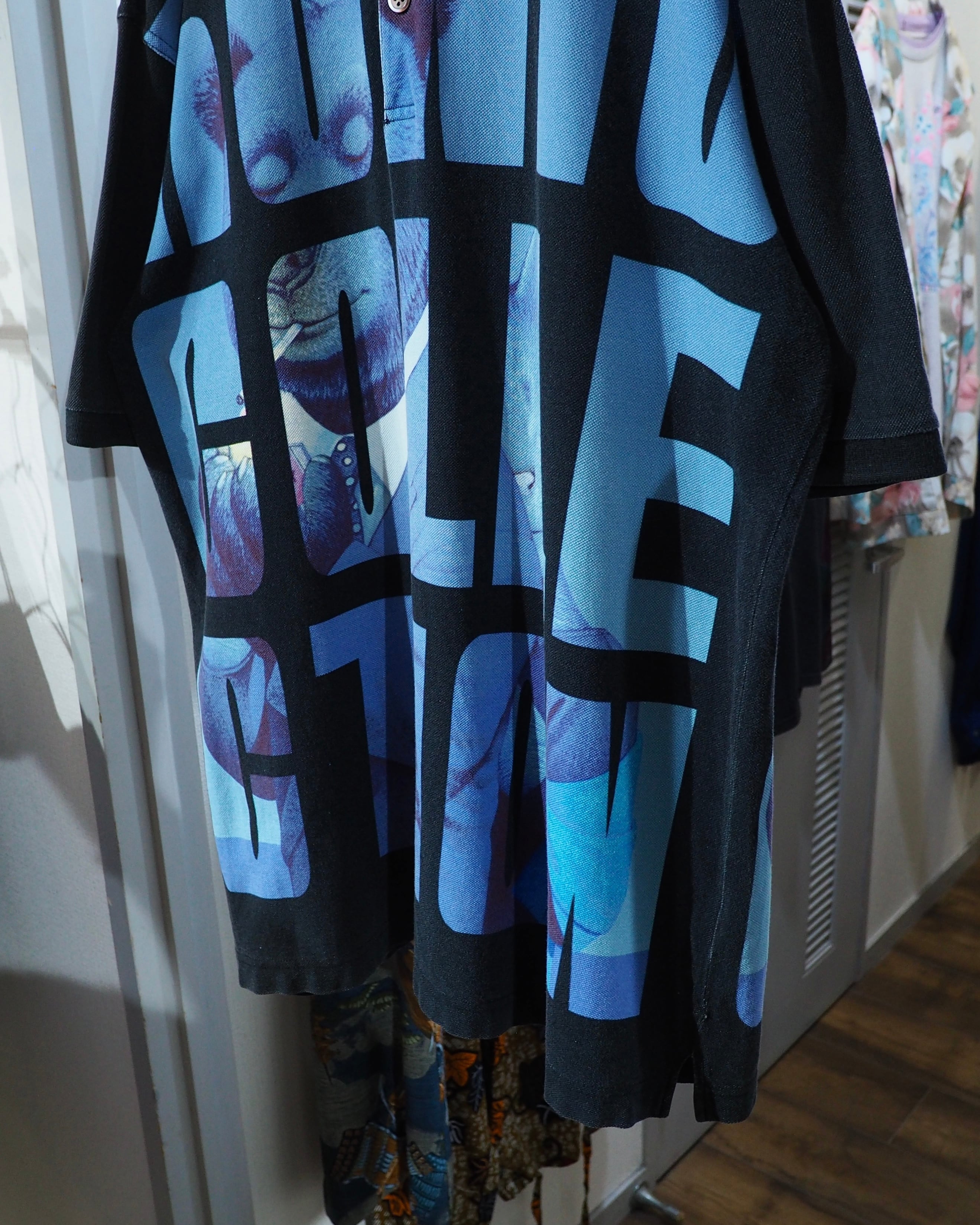 1990s " KUNIO COLLECTION ‐ 抱擁 " Graphic printed vintage SS polo Shirt