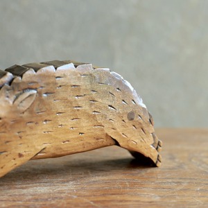 一生懸命駆ける、味わいあるイノシシの小物入れ