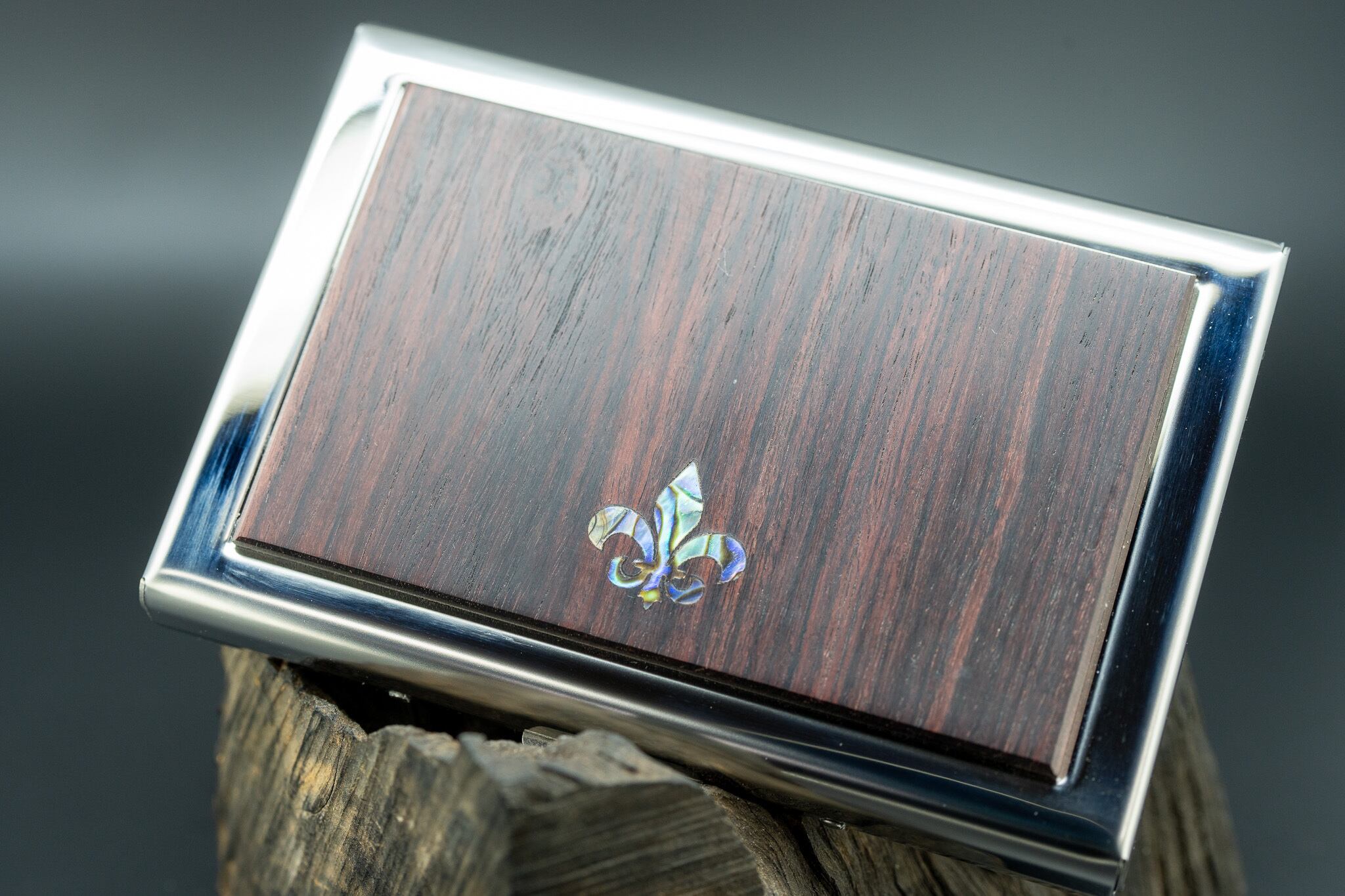 【王室御用達】キングウッド カードケース silver フルールドリス 象嵌