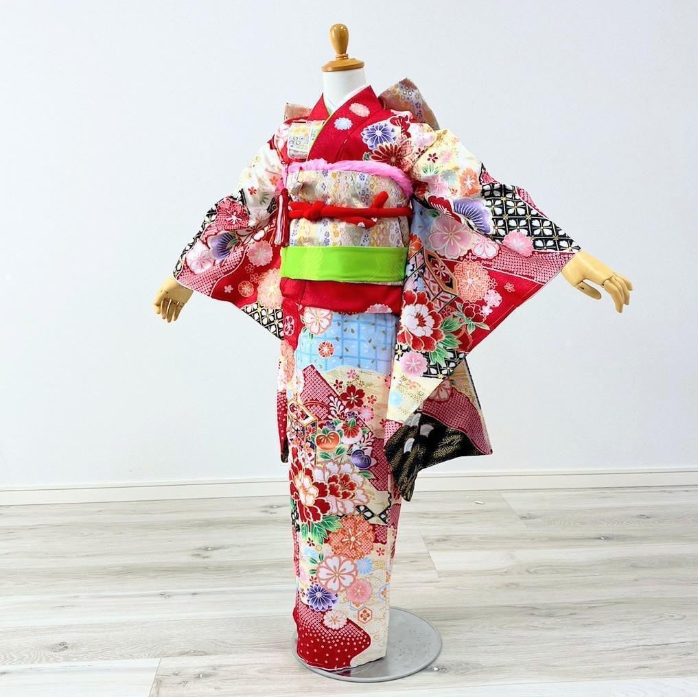 七五三　3歳の女の子のお支度　真っ赤なお着物とファーケープのセット　草履髪飾り 七五三 女の子 着物 3歳 8点セット 被布 5柄 2023 赤 ピンク