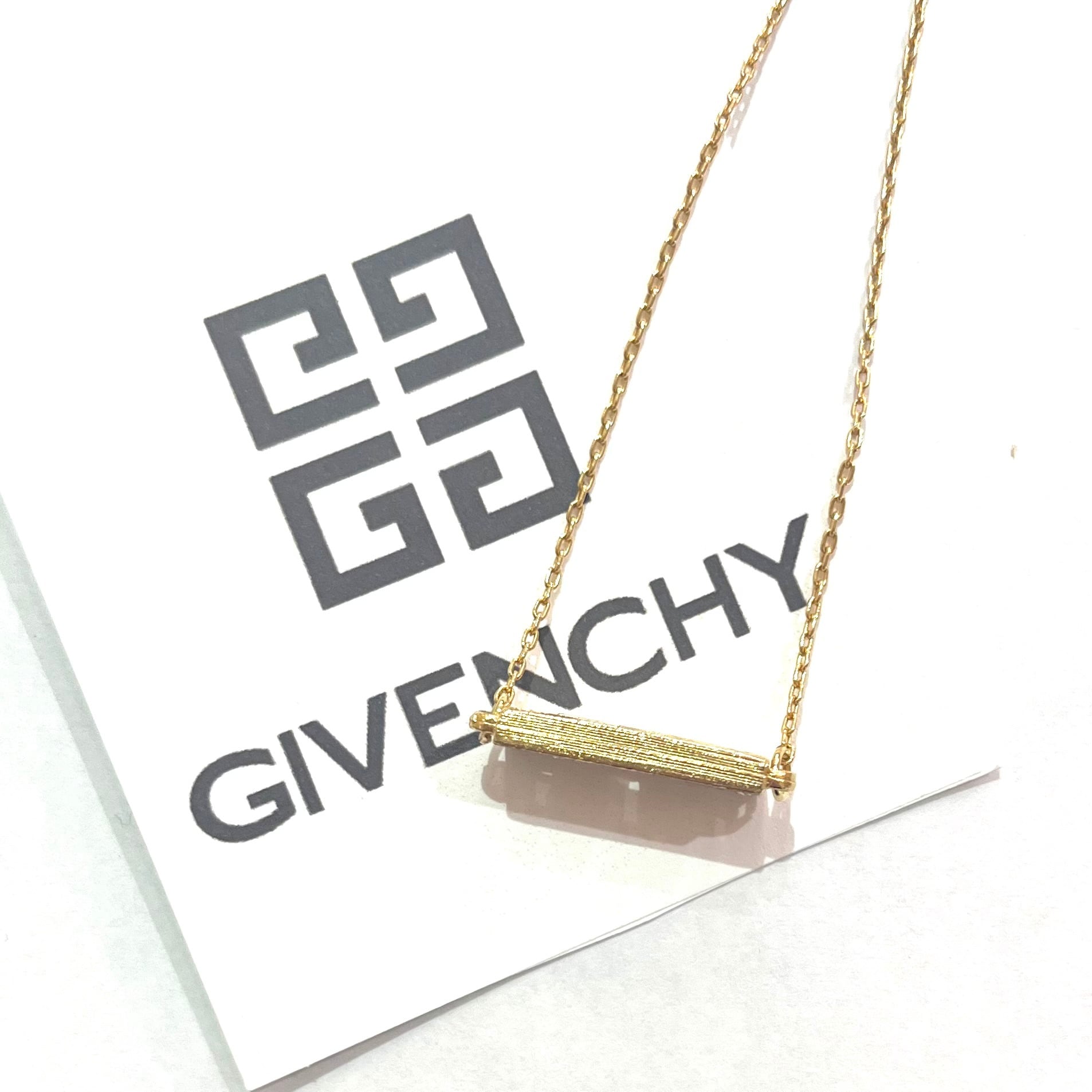 GIVENCHY ジバンシィ】2120洗練という名のスタイル。 1880