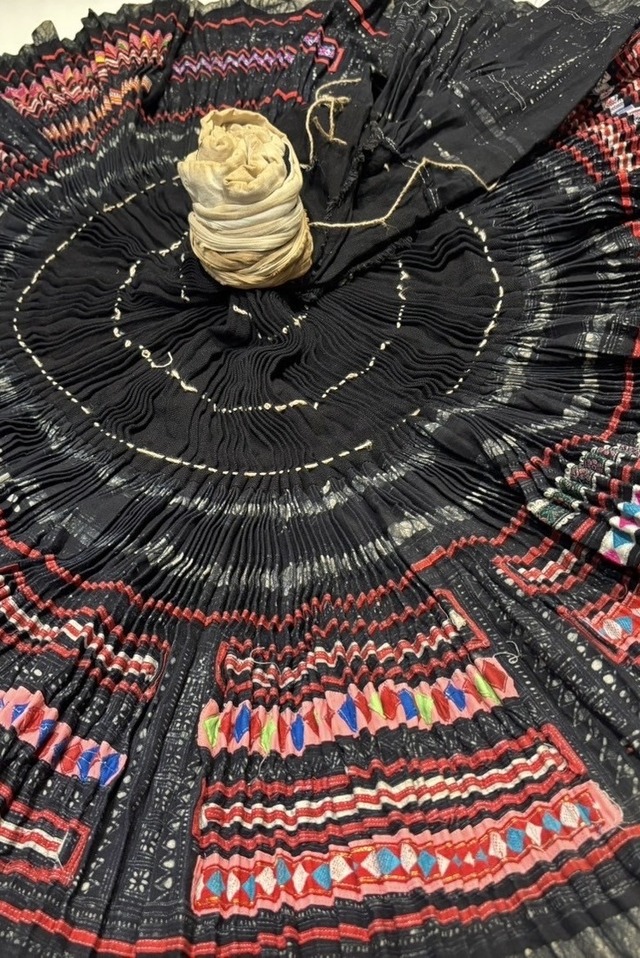 モン族スカート 065 ロング 藍染布 ろうけつバティック アップリケ bamiオリジナルパターン