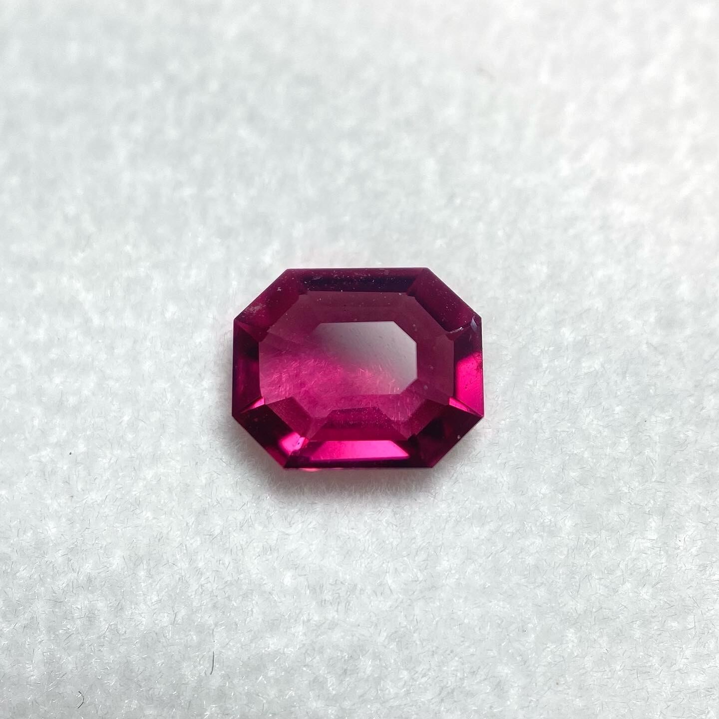 エメラルドカットが珍しいレッドスピネル