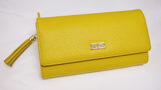 牛革素材タッセル飾り付きカード１６枚収納長財布 化粧箱入り