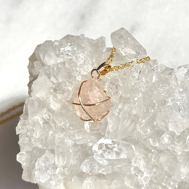 モルガナイト（ピンクアクアマリン）　原石　18金　ペンダント　（虹入り）（チェーンはつきません）　1041