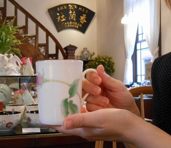 香蘭社 ブライトローズ ペアマグカップ 華やかな一輪の薔薇のデザイン