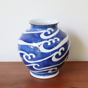 【送料無料】有田焼　７寸花瓶　染付波絵　18-150