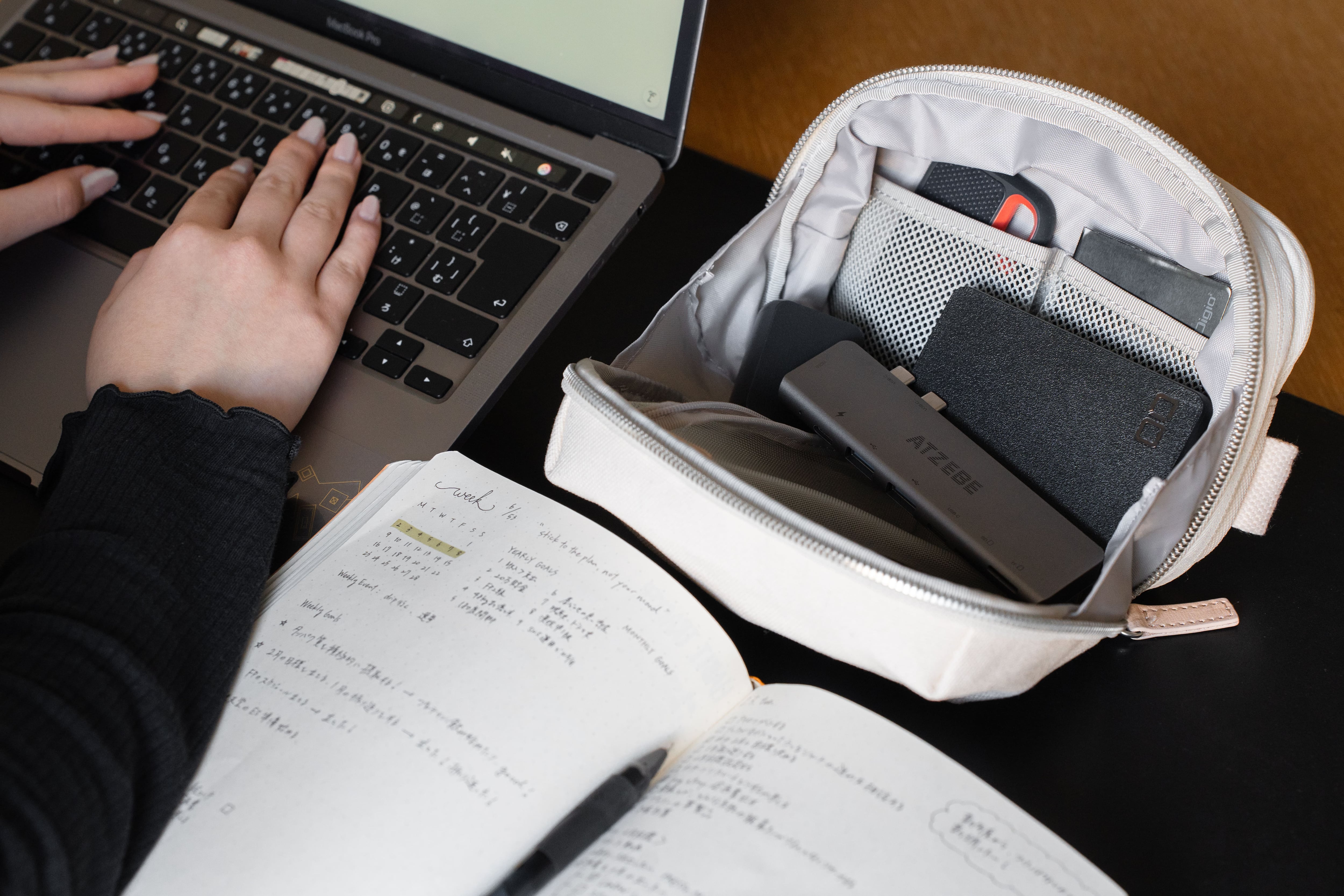 ファスナー1つで、ジャストサイズ。伸縮可能なデイリーポーチ「HALFDAY