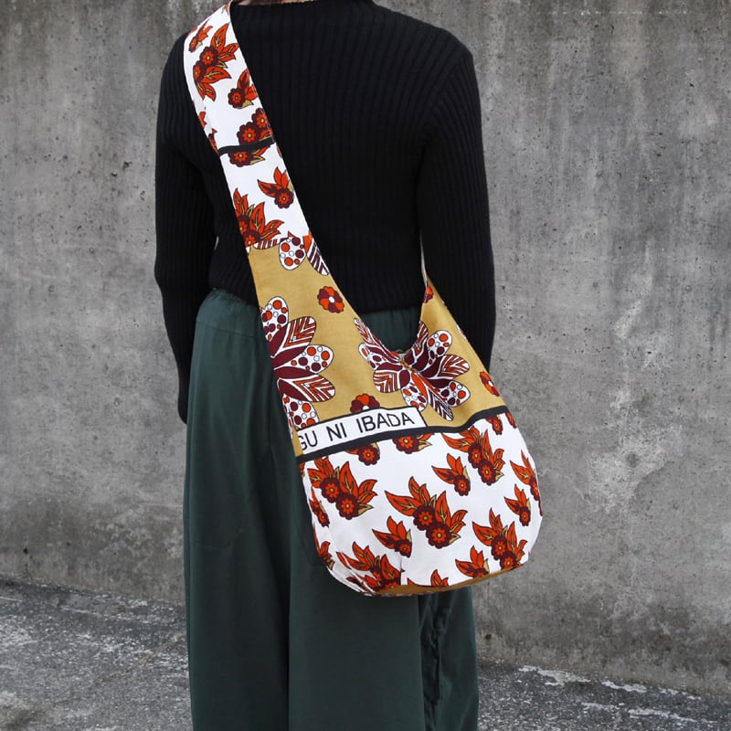 アフリカ布のショルダーバッグ（カンガ）大きめ 斜めがけ たすき掛け