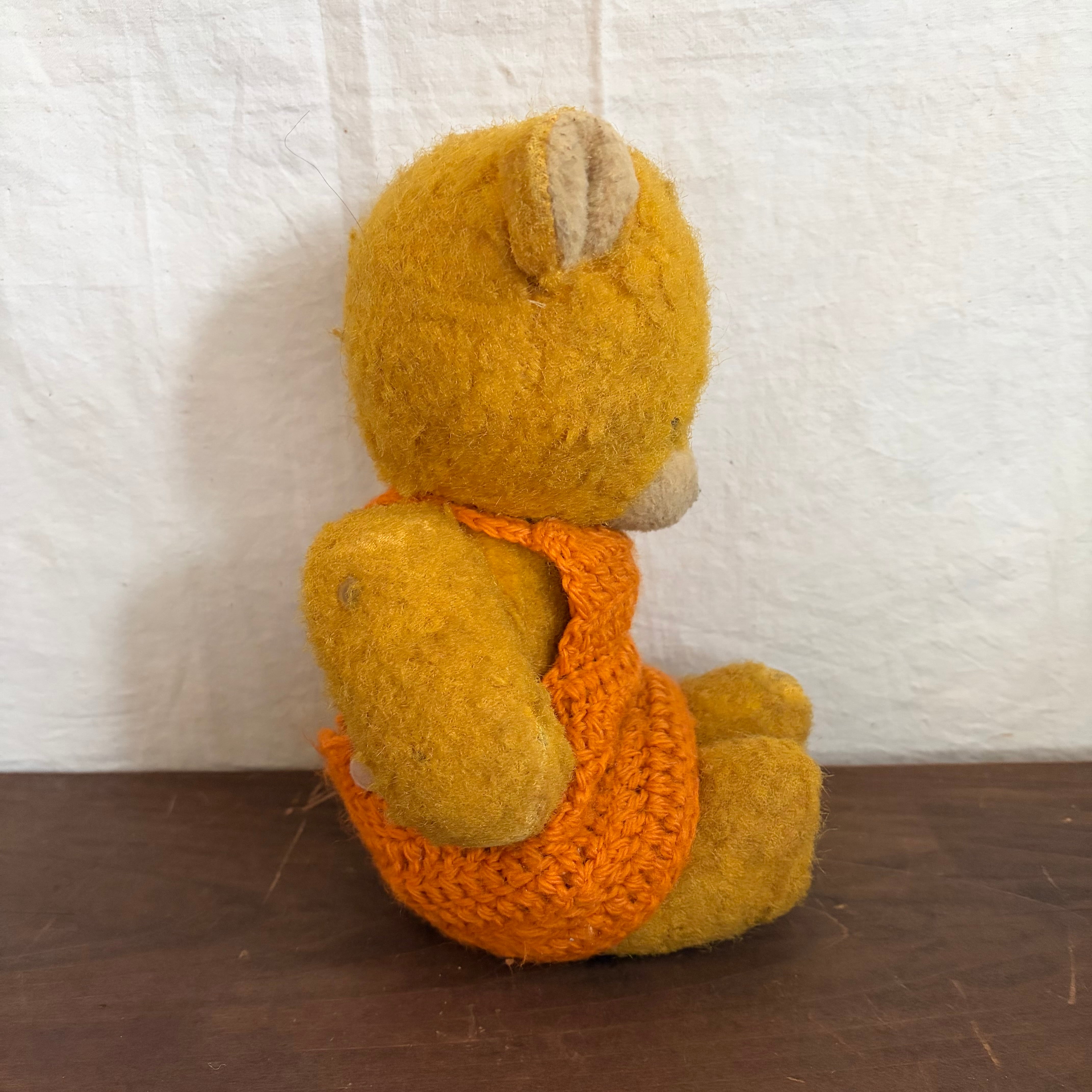 オレンジ色のエプロンをしたくま | tsuitachi craft&brocante