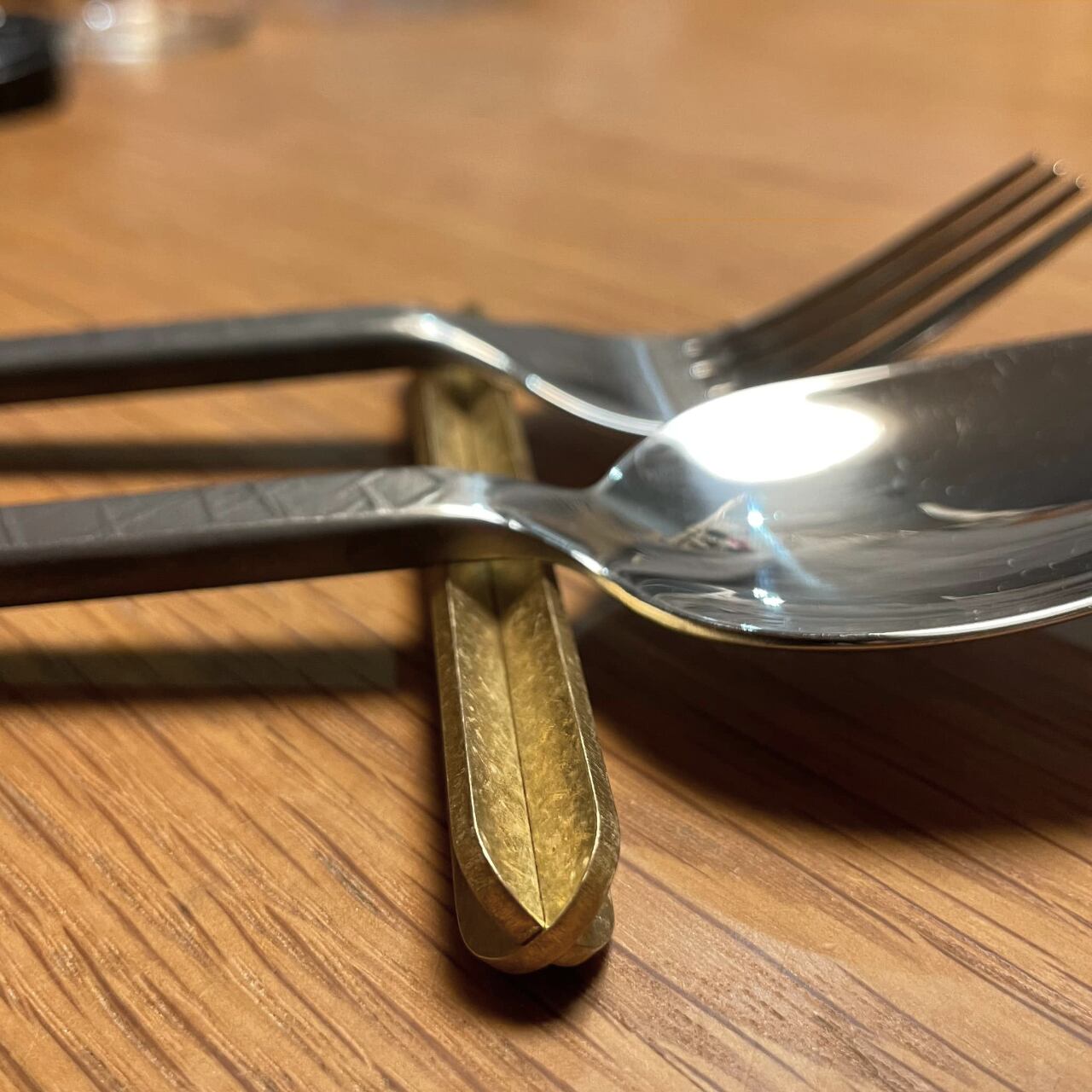 真鍮製のミニマルなカトラリーレスト》Ordi cutlery rest ロング ｜NAGAE+（ナガエプリュス） a.278 for SLOW  LIVING