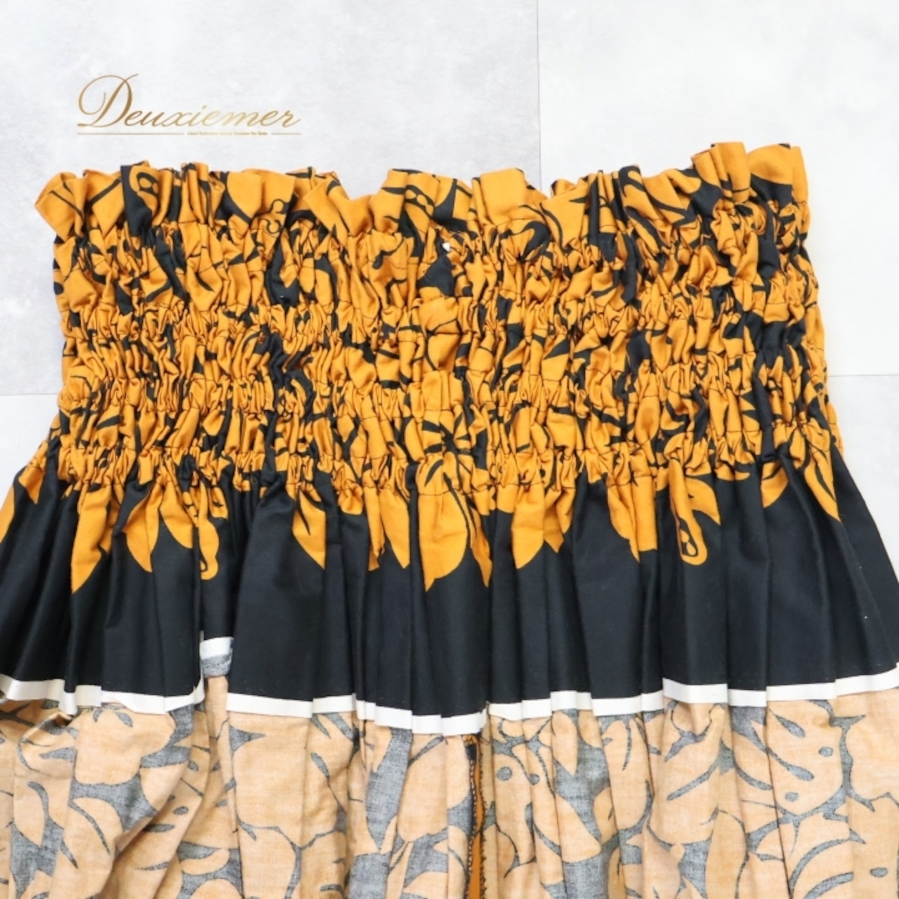 フラダンス 衣装 パウスカート ブラック系 ハイビスカス柄 ハワイアンプリント アロハ フラワープリント レッスン 練習 シングル スカート かわいい 華やか 大人っぽい シック オレンジ系 黒 橙 フラ ダンス ハワイアン カジュアル おしゃれ フレアスカート ダンス衣装 ファッション レディース