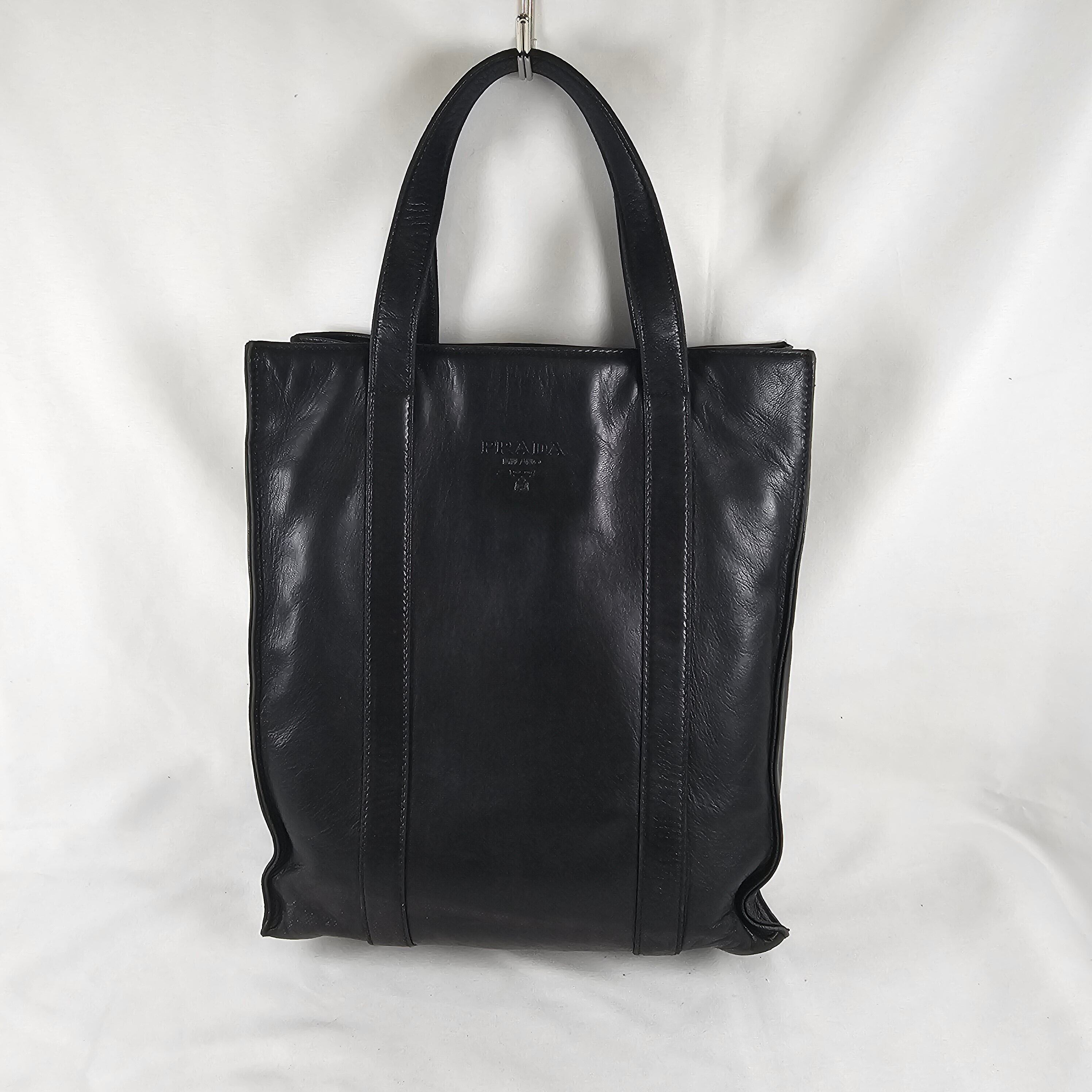 希少 PRADA レザー　本革　 トートバッグ 型押しロゴ　ブラック　黒 希少】PRADA プラダ ロゴ型押し オールレザー トートバッグ ブラック